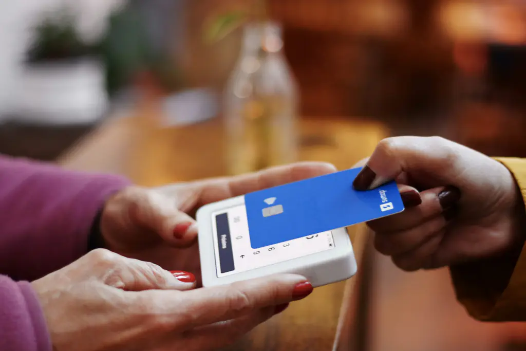 Cliente pagando con tarjeta en un datáfono