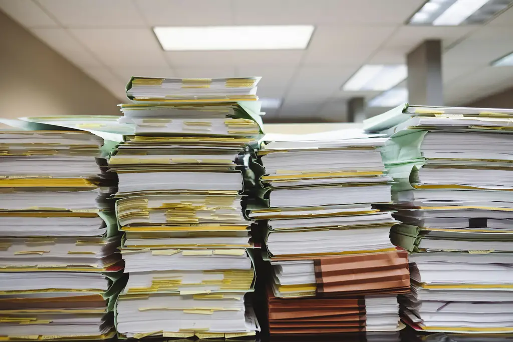 Pilas de documentos y carpetas en una oficina